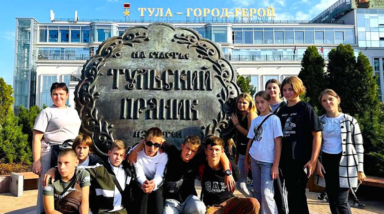 Із zони вивезли "у світ". Дітей з окупованої Херсонщини повезли до РФ на "промивання мізків"