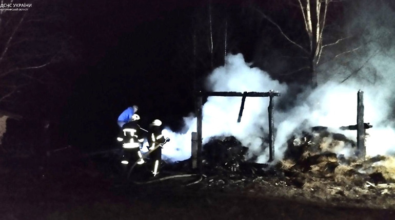 Вогнеборці загасили пожежу в дерев'яному сіннику — полум’я ледь не перекинулося на оселю