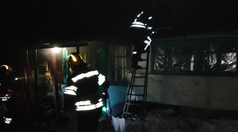 У Хомівці Сватівського району вночі загорівся житловий будинок