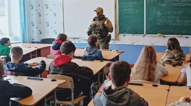 На ТОТ Херсонщини окупанти скорочують охоронців “шкіл” та чиновників