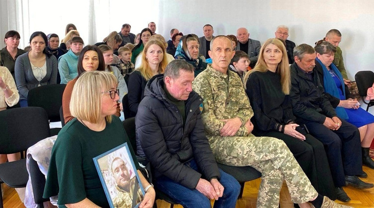 У Сарнах відзначили шістьох полеглих військових: нагороди отримали рідні