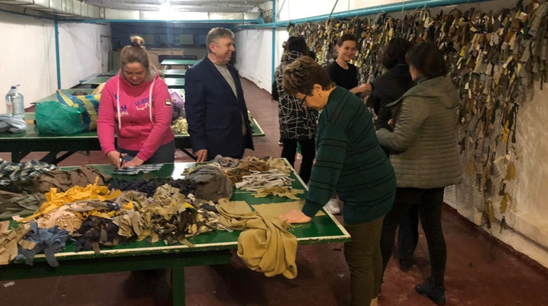 У гуртожитку Кременецького медичного коледжу працівники продовжують плести маскувальні сітки