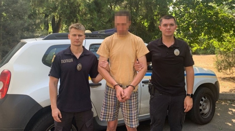 Не знав, куди подіти тіло три дні: затримали вбивцю, який у Чорноморську виніс тумбу з тілом жінки