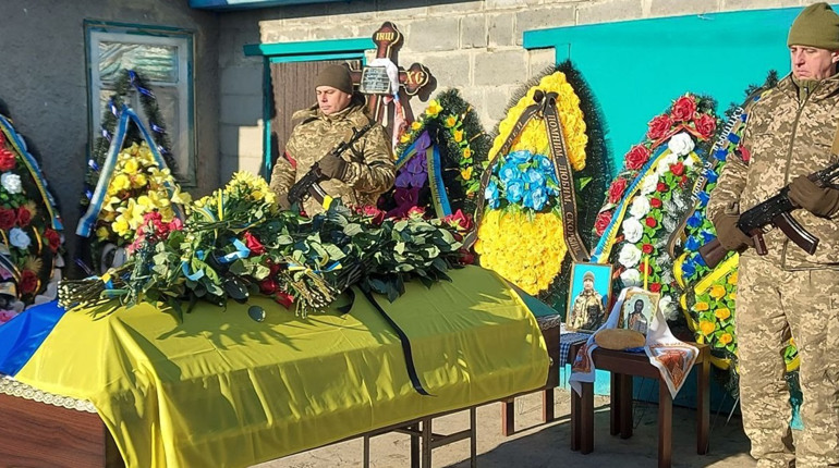 У Петропавлівці в останню путь провели захисника України Олексія Колясу (Відео)