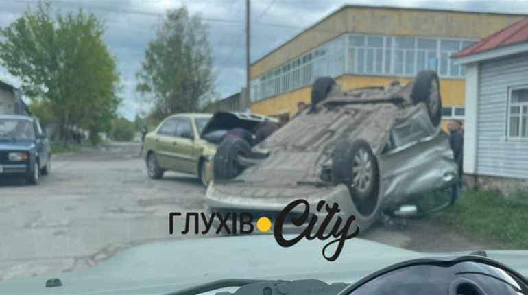 У Глухові внаслідок аварії на перетині вулиць Шевченка та Білевича перекинулося авто (ФОТО)