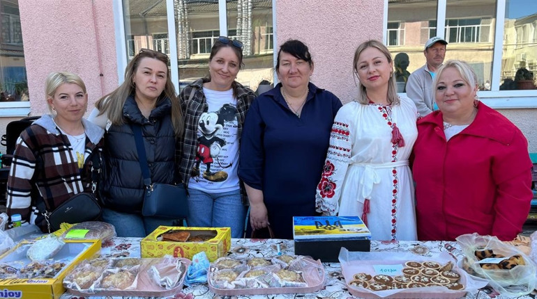 У Біляївському ліцеї №1 на фестивалі «На крилах любові» зібрали понад 41 тис. грн для ЗСУ