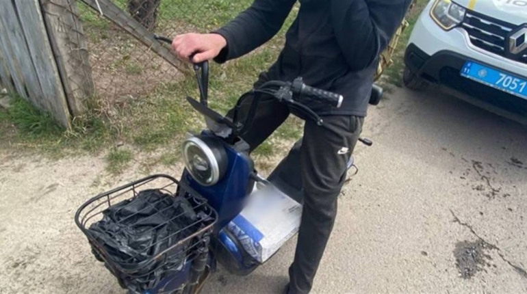 Небезпечно маневрував і відмовився від огляду: у Сарнах зупинили водія електровелосипеда