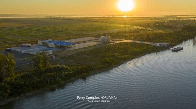 Паромний комплекс Орлівка ще не оговтався від удару: громадян просять обирати інші пункти пропуску