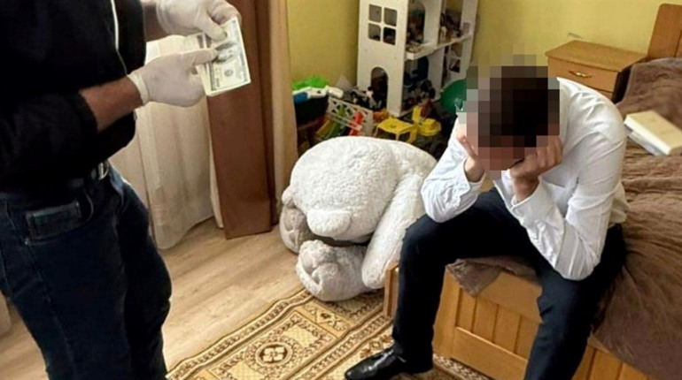 Адвокатці з Трускавця і посадовцю з Дрогобиччини загрожує до 5 років тюрми за хабар у 6700 доларів