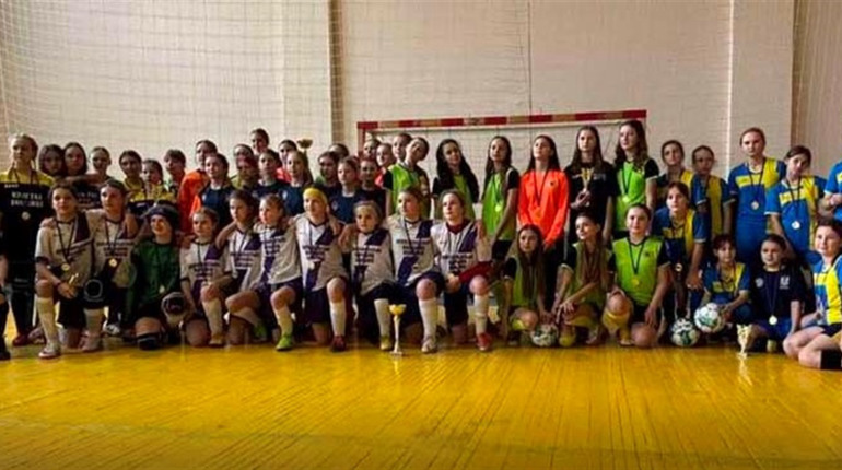 У змаганнях з футзалу серед дівчат перемогли юні спортсменки із Сумщини. Червоноградки – треті