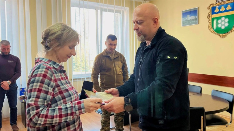 Нагорода, за якою подвиг і віра: дружині безвісти зниклого захисника з Нетішина передали відзнаку