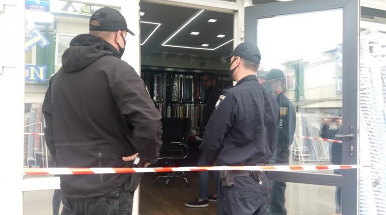 На "Сьомому кілометрі" озброєні люди напали на магазин тканин. Є поранені