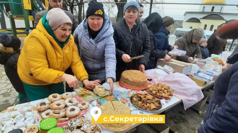 У Секретарівці на ярмарку до Дня української жінки зібрали більше 30 тисяч грн для воїнів