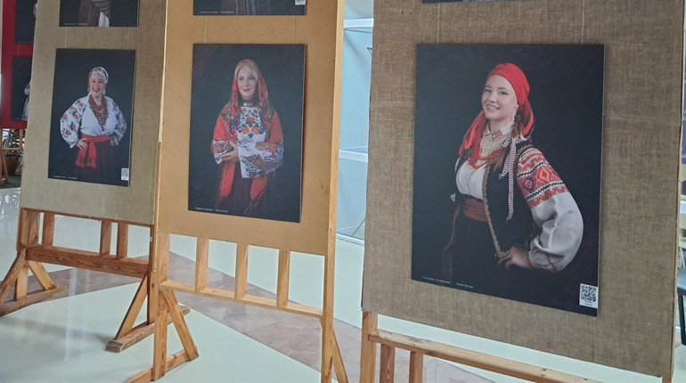 Просвітницький артпроєкт «Спадщина. Хусткування» презентували у Нетішині