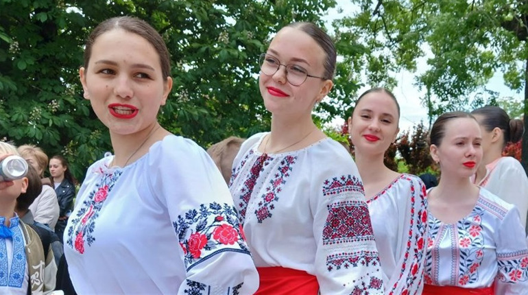 «Нехай не будуть забутими тіні наших предків»: ліцеїсти відзначили День вишиванки