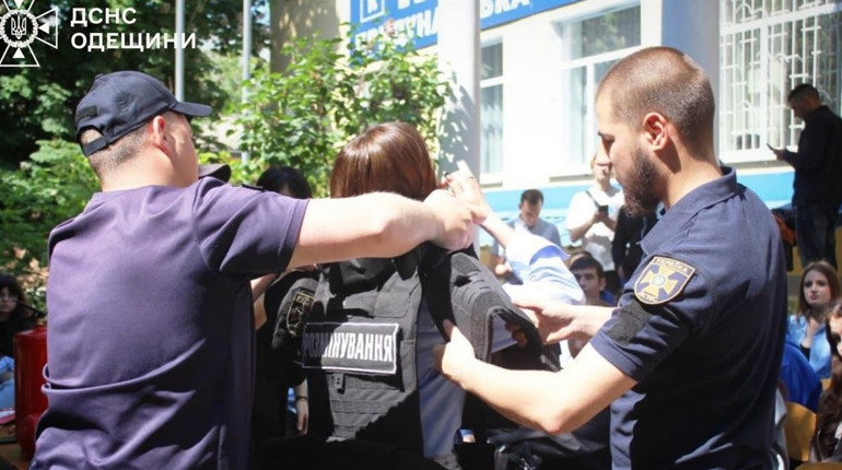 В Ізмаїлі рятувальники поділилися з учнівською молоддю секретами професії