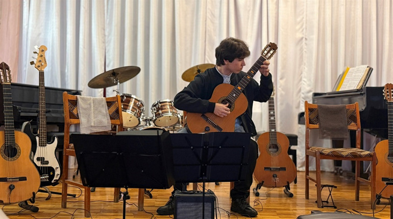 Соло, дуети, квартети, гітари та домри: у Первомайській музичній школі відбувся концерт