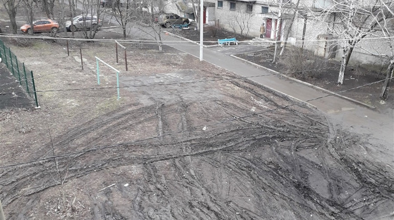 Як вирішать проблему стоянок для авто, які створюють багнюку біля п'ятиповерхівок