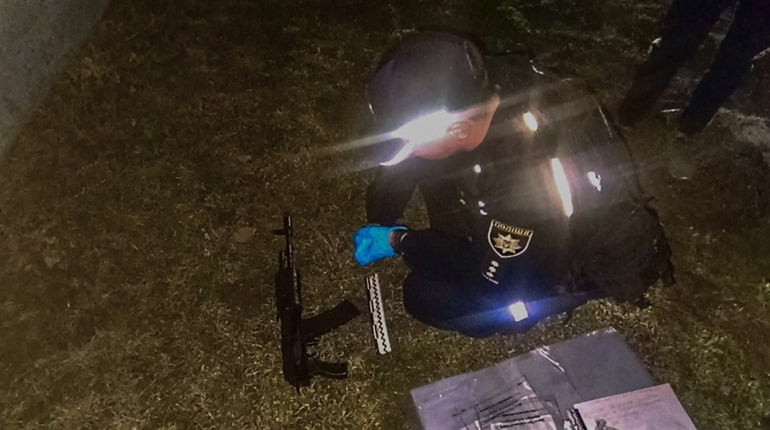 Постріли на цвинтарі: на Первомайщині затримали чоловіка з арсеналом зброї