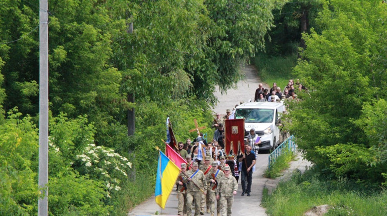 Війна забирає цвіт української нації: Нетішинська громада віддала шану 20-річному Герою