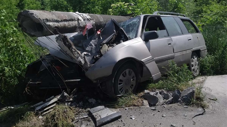 Аварія у Фастові на Зарічанському мосту: автомобіль врізався у стовп
