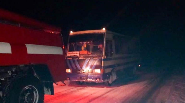 На Черкащині до снігового замету потрапив автобус з людьми