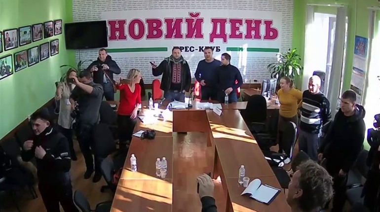 Два роки тому стріляли у херсонському пресклубі. Як триває слідство і на якому етапі справа?