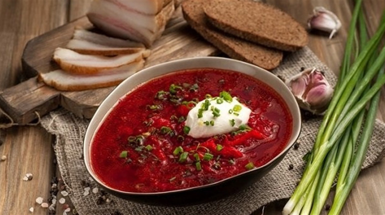 З вишнею, грибами, айвою, чорносливом, галушками та крем-борщ: 10 незвичайних рецептів борщу