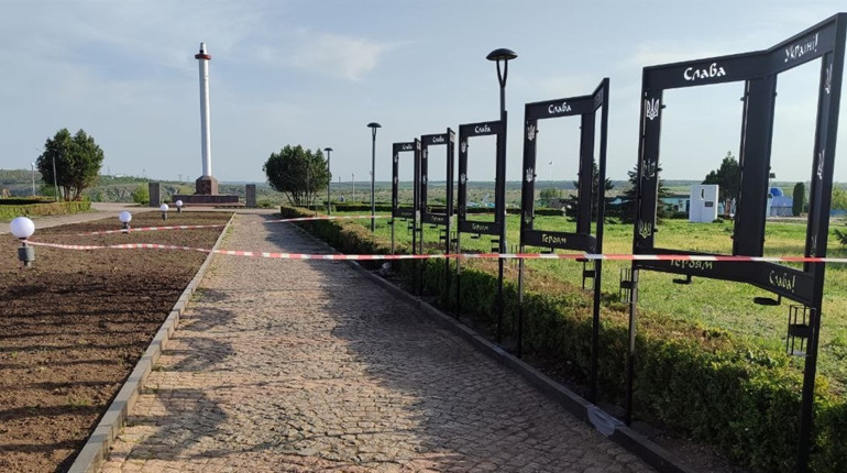 В Южноукраїнську на Алеї Пам'яті встановили перші стенди для світлин полеглих Героїв-земляків