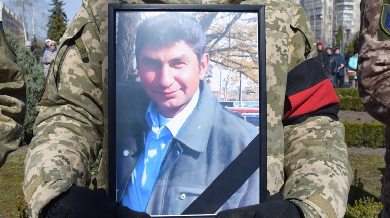 Втратила на війні сина, а тепер провела у вічність чоловіка: на щиті повернувся Юрій Бабійчук