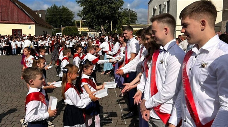Останній дзвоник у Біляївській громаді: графік свят у школах та кількість випускників