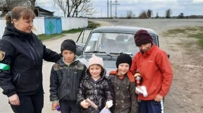 Дитячий блокпост: в Новоградському районі малеча зупиняє транспортні засоби і перевіряє документи