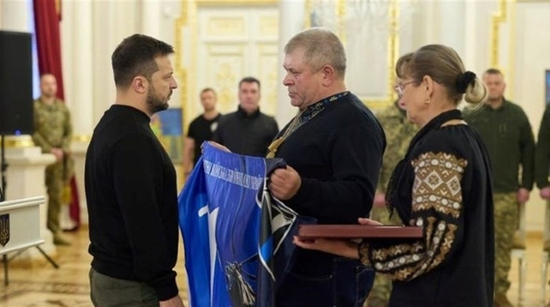 БАТЬКАМ НІЖИНСЬКОГО ЛЬОТЧИКА-ГЕРОЯ ОЛЕКСАНДРА БОРИСА ПРЕЗИДЕНТ ВРУЧИВ ОРДЕН "ЗОЛОТА ЗІРКА"