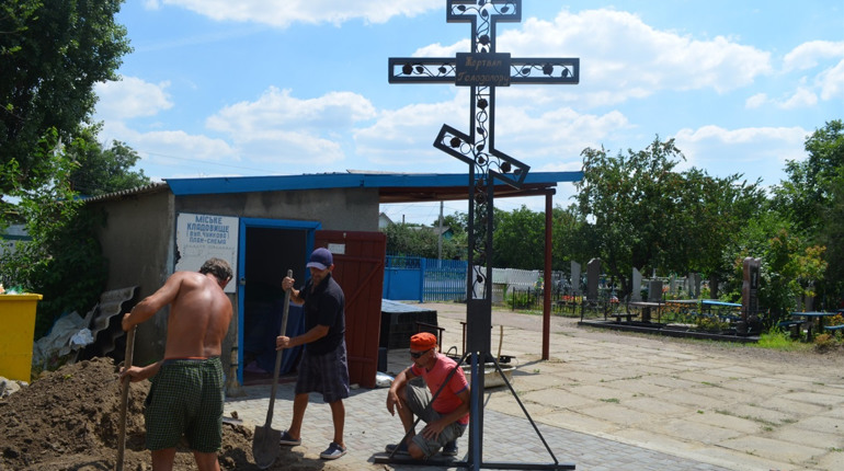 Меценат з Одеси облагороджує біляївське кладовище 