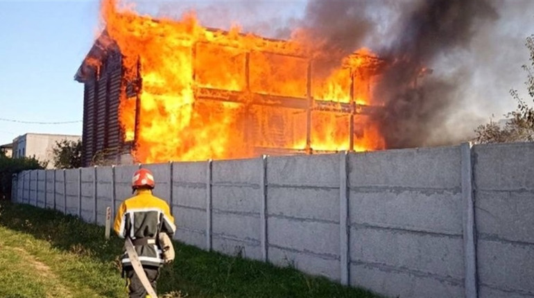 В Одеському районі горіла триповерхова будівля: рятувальники працювали за підвищеним номером виклику