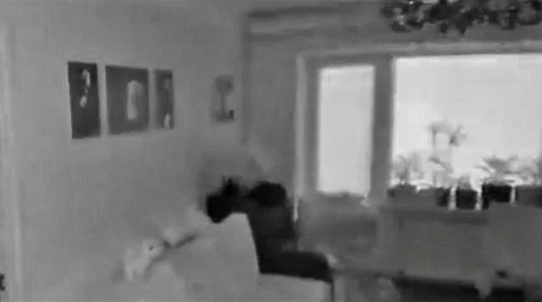 Заграва від вибухів: камери в квартирі зафіксували моменти прильотів ворожих снарядів по Нікополю