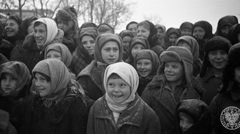 У Фастові біля костелу відкрили вуличну виставку фотографій минулого століття