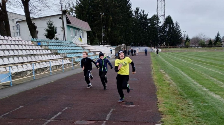 Звягельські школярі змагалися з легкої атлетики та шахів у рамках проєкту "Пліч-о-пліч"