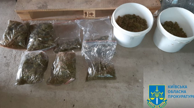 Переяславець із двома знайомими займався збутом наркотиків: фігурантам повідомили про підозру ВІДЕО