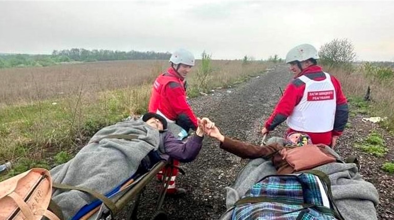 Зворушлива історія виїзду з окупації літньої подружньої пари: вона — незряча, він — майже не ходить