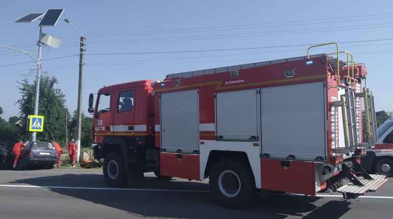 На Фастівщині рятувальники витягли чоловіка з понівеченого внаслідок ДТП автомобіля