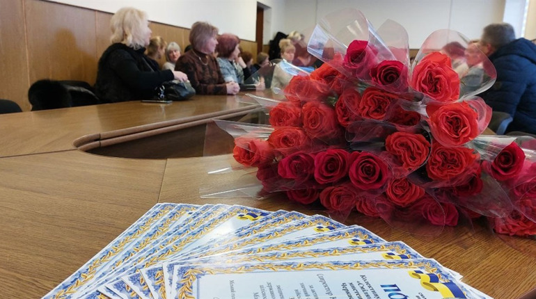 У Смілі нагороджували волонтерів: їм вручили подяки і квіти та подякували за роботу