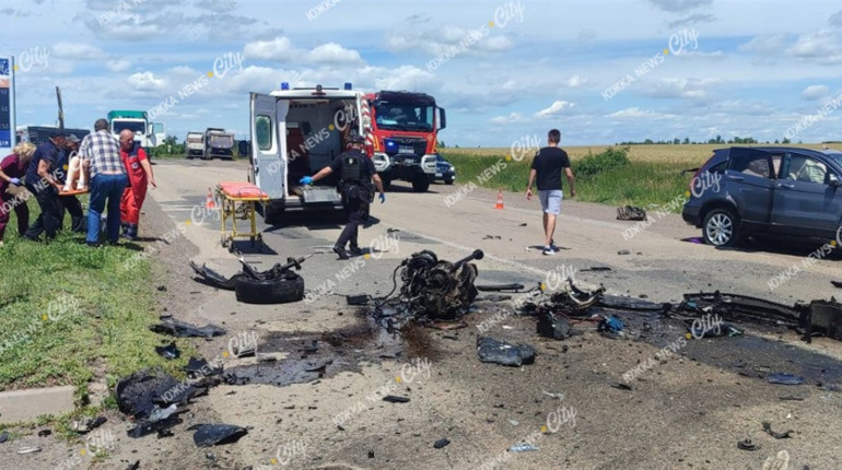 Лобове зіткнення в Олександрівці: один водій загинув, троє людей у лікарні