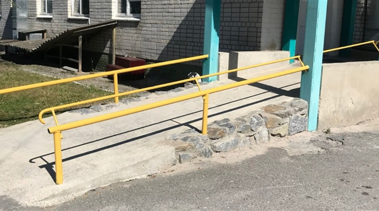 Безбар’єрна лише міська лікарня: ситуація з доступом до громадських місць та будівель у Полонному