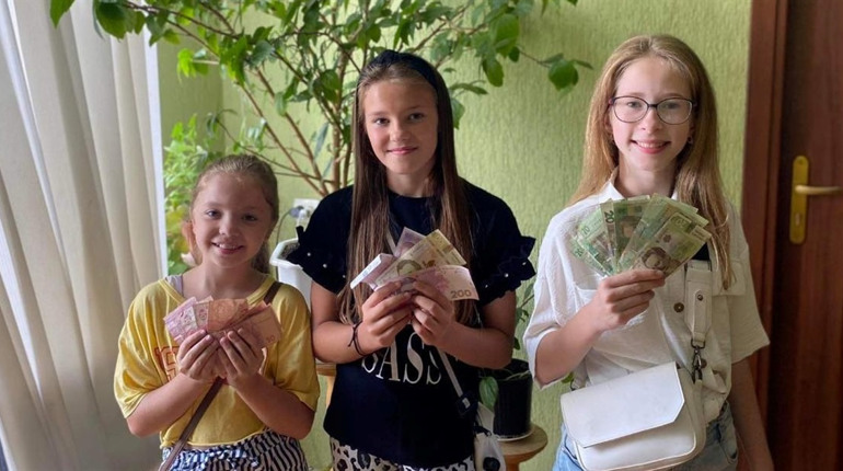 Юні дівчатка співали у центральному парку Червонограда, щоб назбирати грошей військовим на коптер