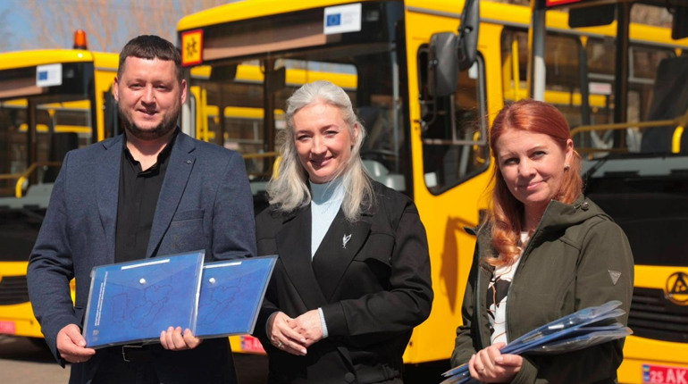 Жмеринська громада отримала ще два шкільні автобуси: безкоштовний проїзд для всіх учнів