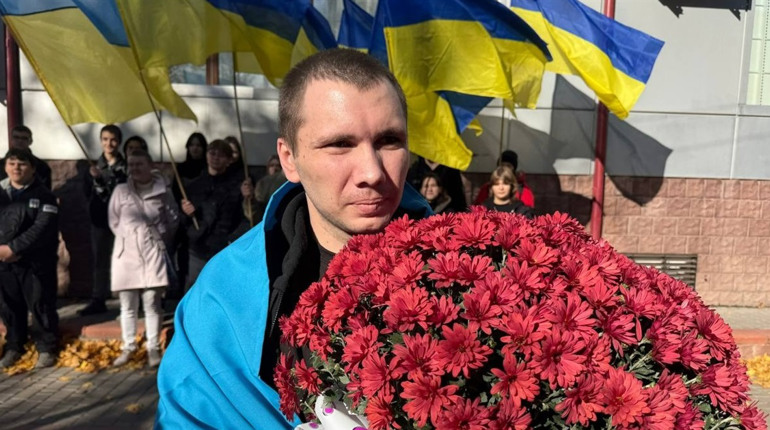 «Ми чекали, ми вірили»: у Первомайську зустріли звільненого з полону Романа Батовського