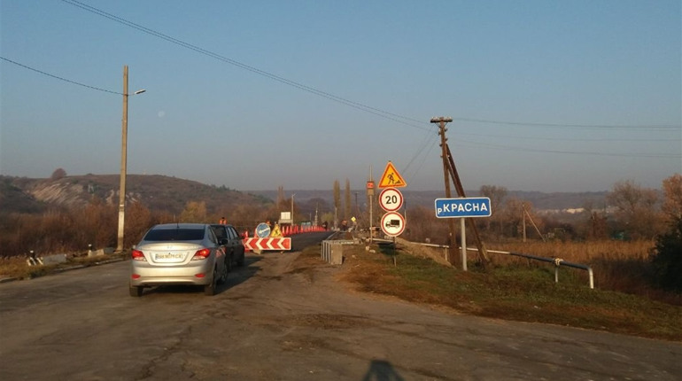 На сватівському мосту відкрили рух: вантажівкам їздити не можна, тротуарів ще нема