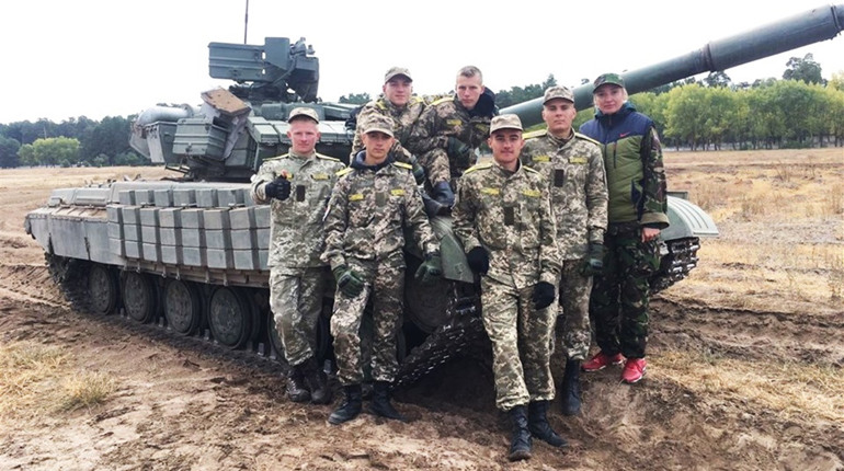 У «Десні» дітей з Володимирця обкатували танком, учили стріляти, кидати гранати і зачищати ліс