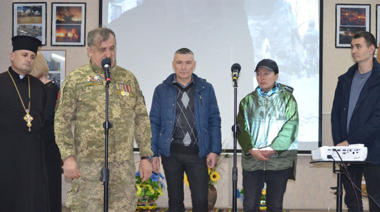 Щемливі спогади очевидців, сльози та панахида. Южноукраїнці вшанували Героїв Небесної Сотні. Фото